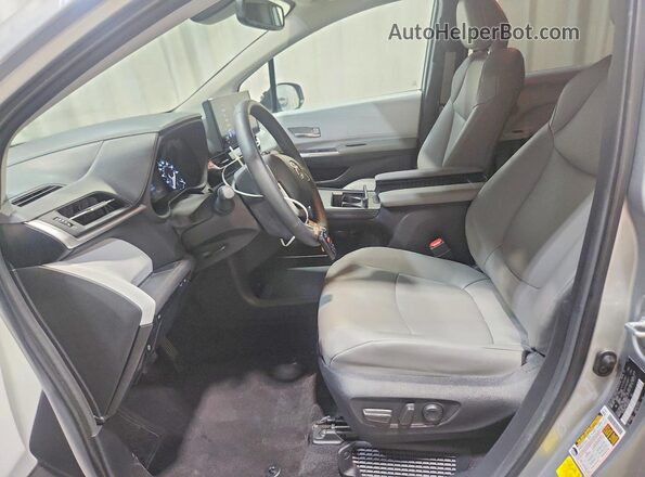 5TDYRKEC1SS260060 2025 TOYOTA SIENNA Silver Вид салону спереду