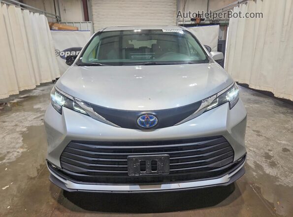 5TDYRKEC1SS260060 2025 TOYOTA SIENNA Silver Вид спереду