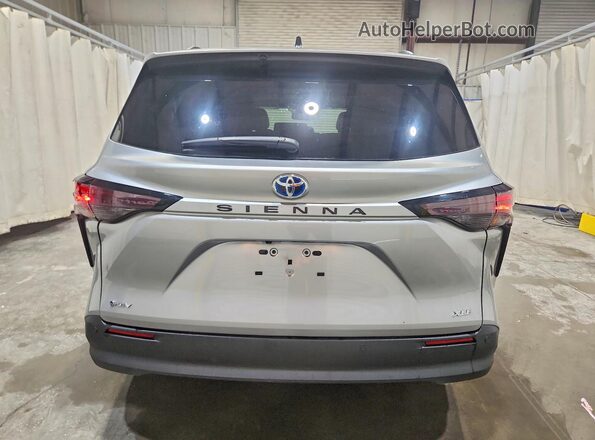 5TDYRKEC1SS260060 2025 TOYOTA SIENNA Silver Вид ззаду