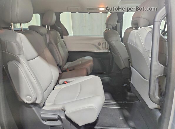 5TDYRKEC1SS260060 2025 TOYOTA SIENNA Silver Вид задньої частини салону