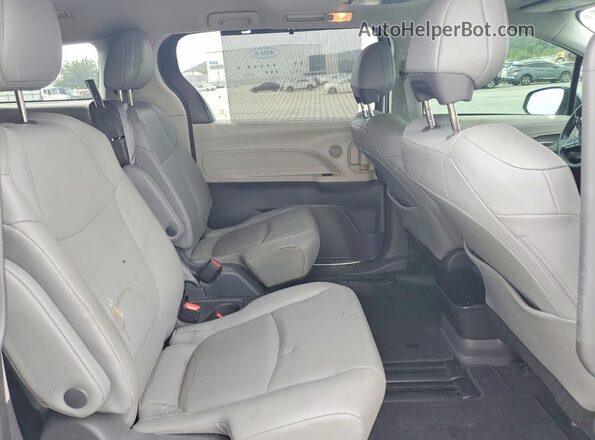 5TDYRKEC2MS029218 2021 TOYOTA SIENNA Silver Vista interior trasera