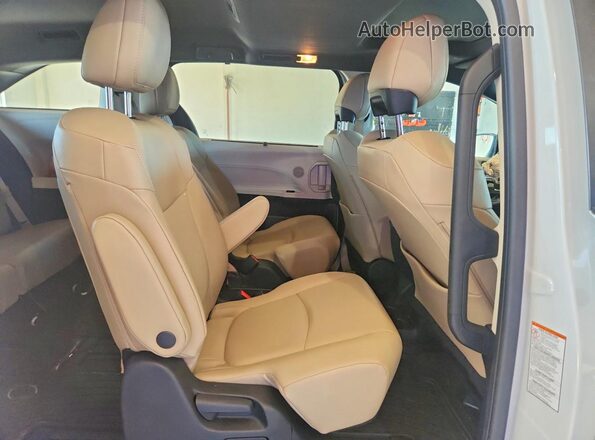 5TDYRKEC3RS207953 2024 TOYOTA SIENNA White Rear interior view