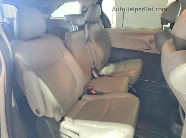 5TDYRKEC5PS156128 2023 TOYOTA SIENNA Silver Սալոնի հետևի տեսք