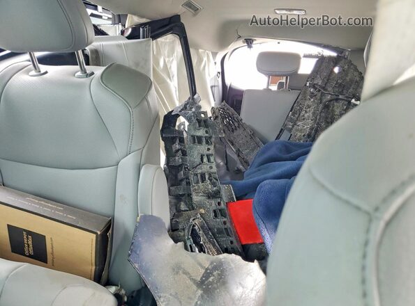5TDYRKEC5TS335974 2026 TOYOTA SIENNA Blue Widok tylnych siedzeń