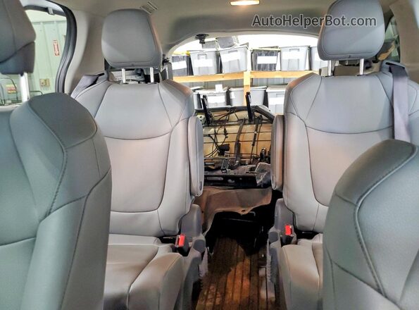 5TDYRKEC8RS217474 2024 TOYOTA SIENNA White Հետևի նստատեղերի տեսք