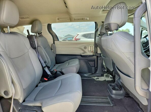 5TDYRKECXRS181593 2024 TOYOTA SIENNA Silver Սալոնի հետևի տեսք