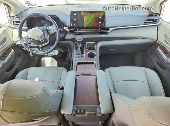 5TDYRKECXRS181593 2024 TOYOTA SIENNA Silver Առջևի վահանակի տեսք