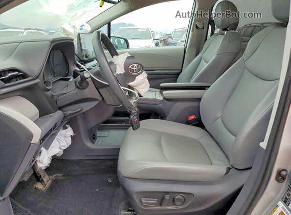 5TDYSKFC7PS087574 2023 TOYOTA SIENNA Silver Вид салону спереду