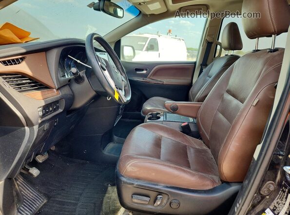 5TDYZ3DC0HS779455 2017 TOYOTA SIENNA Черный Вид салона спереди