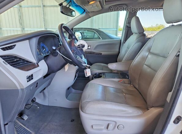 5TDYZ3DC0JS932776 2018 TOYOTA SIENNA White Front interior view