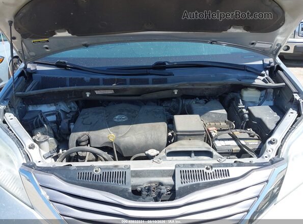 5TDYZ3DC1HS769145 2017 TOYOTA SIENNA Silver Հետևի տեսք