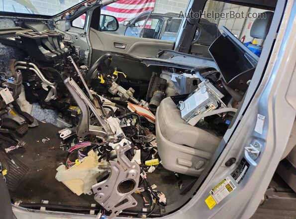 5TDYZ3DC1LS050356 2020 TOYOTA SIENNA Silver წინა სალონის ხედი