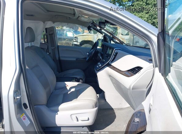 5TDYZ3DC2KS013556 2019 TOYOTA SIENNA Серебряный Вид салона спереди