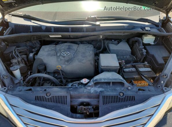 5TDYZ3DC5HS768192 2017 TOYOTA SIENNA Black Widok komory silnika