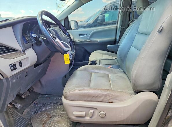 5TDYZ3DC5HS768192 2017 TOYOTA SIENNA Black Widok wnętrza z przodu