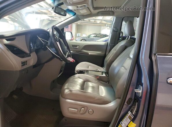 5TDYZ3DC5HS772887 2017 TOYOTA SIENNA Blue Вид салону спереду