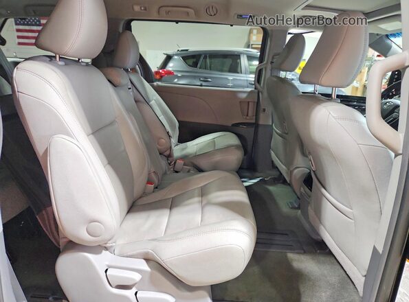 5TDYZ3DC5HS853467 2017 TOYOTA SIENNA Black Rear interior view