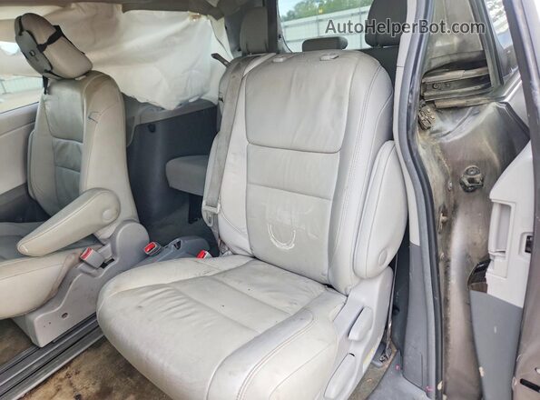 5TDYZ3DC5JS929968 2018 TOYOTA SIENNA Gray Widok wnętrza z tyłu
