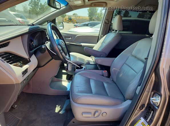 5TDYZ3DC7HS878676 2017 TOYOTA SIENNA Угольный Вид салона спереди