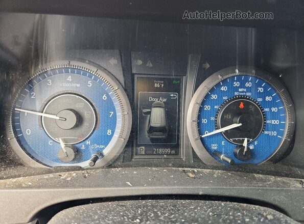 5TDYZ3DC7JS928479 2018 TOYOTA SIENNA Silver Вид щитка приладів