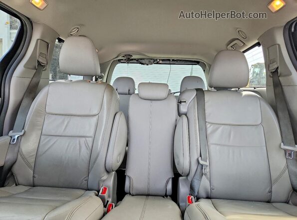 5TDYZ3DC7JS928479 2018 TOYOTA SIENNA Silver Вид задніх сидінь