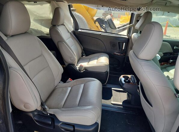 5TDYZ3DC8HS827610 2017 TOYOTA SIENNA Blue Vista interior trasera