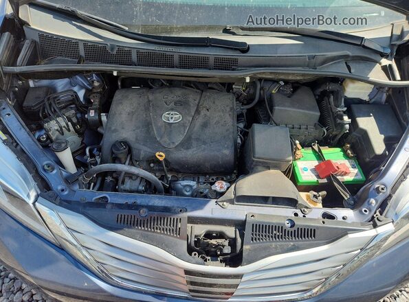 5TDYZ3DC8HS827610 2017 TOYOTA SIENNA Blue Vista del compartimento del motor