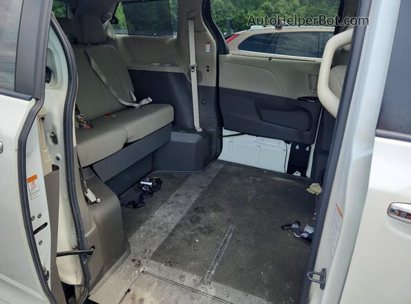 5TDYZ3DC8LS065906 2020 TOYOTA SIENNA White Widok wnętrza z tyłu