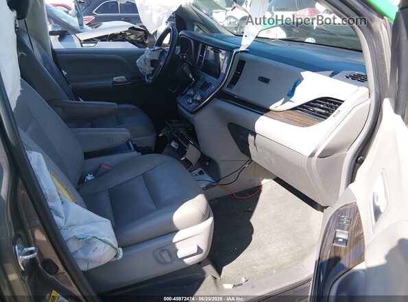 5TDYZ3DC9HS778711 2017 TOYOTA SIENNA Green Front interior view