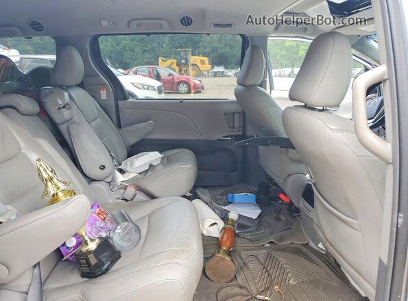 5TDYZ3DC9HS825543 2017 TOYOTA SIENNA Silver Vista interior trasera