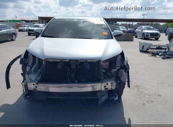 5TDYZRFH2HS218279 2017 TOYOTA HIGHLANDER White Widok wnętrza z tyłu