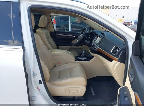 5TDYZRFH2HS218279 2017 TOYOTA HIGHLANDER White Widok wnętrza z przodu