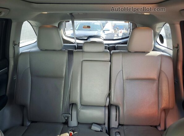 5TDYZRFH6JS283884 2018 TOYOTA HIGHLANDER White Vista de los asientos traseros