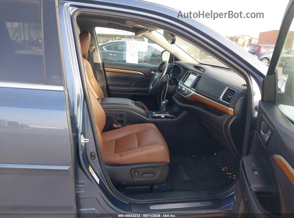 5TDYZRFH8HS188432 2017 TOYOTA HIGHLANDER Синий Вид салона спереди