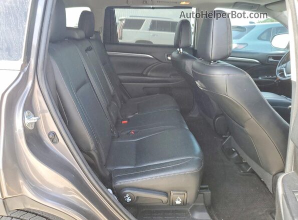 5TDYZRFH9JS268165 2018 TOYOTA HIGHLANDER Gray Вид задньої частини салону