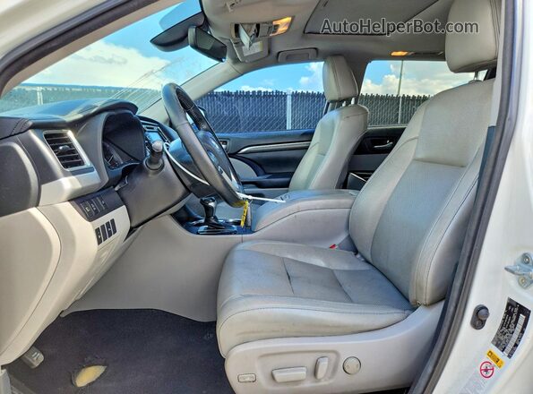 5TDYZRFHXJS257594 2018 TOYOTA HIGHLANDER White Սալոնի դիմացի տեսք