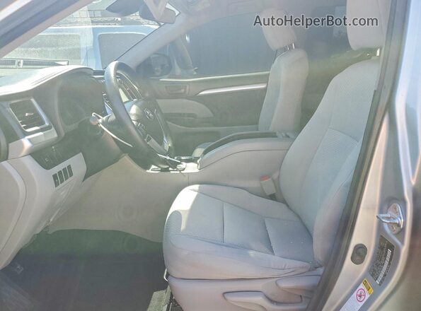 5TDZARFH2JS039368 2018 TOYOTA HIGHLANDER Silver Вид салону спереду