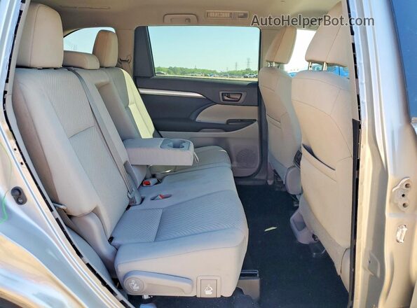 5TDZARFHXHS027155 2017 TOYOTA HIGHLANDER Silver Rear interior view