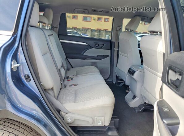 5TDZARFHXHS032355 2017 TOYOTA HIGHLANDER Blue Вид задньої частини салону