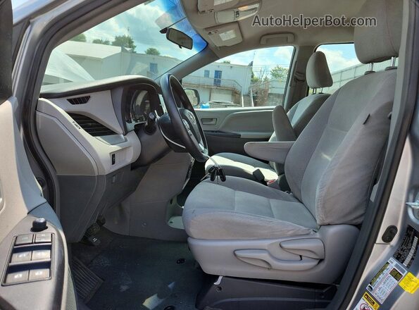 5TDZK3DC2GS759022 2016 TOYOTA SIENNA Silver Front interior view