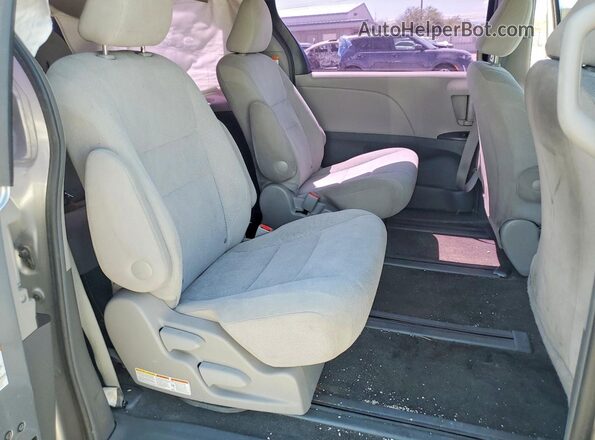 5TDZK3DC7GS761557 2016 TOYOTA SIENNA Silver Widok wnętrza z tyłu