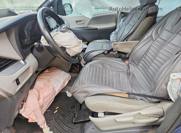 5TDZZ3DC2HS854208 2017 TOYOTA SIENNA Blue უკანა სალონის ხედი