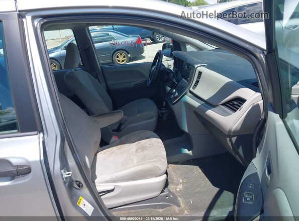 5TDZZ3DC7HS871294 2017 TOYOTA SIENNA Silver Вид салону спереду