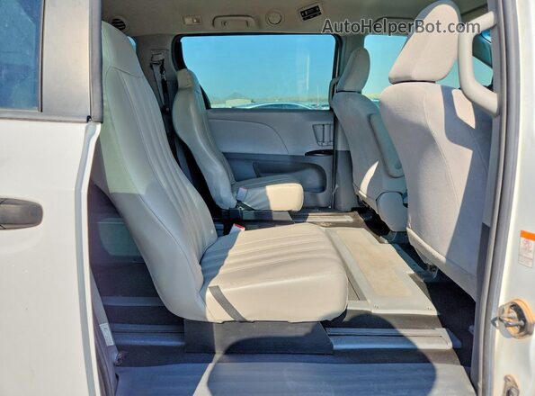 5TDZZ3DC8HS875841 2017 TOYOTA SIENNA White Սալոնի հետևի տեսք