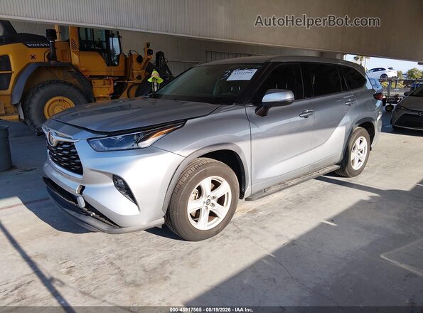 5TDZZRAH6MS033562 2021 TOYOTA HIGHLANDER Silver Vista tres cuartos delantera izquierda