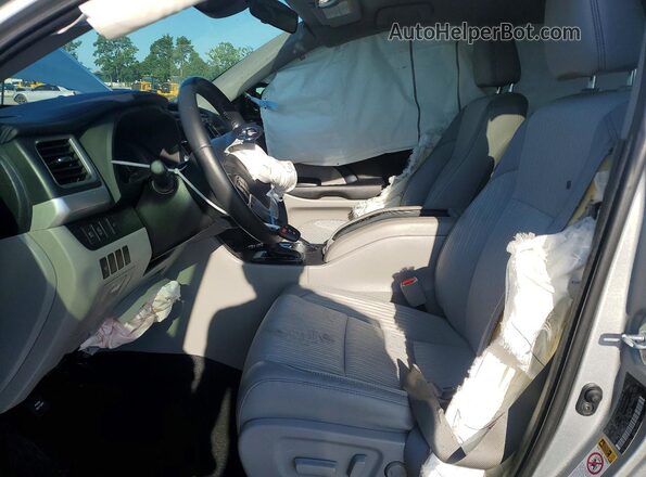 5TDZZRFH1HS230993 2017 TOYOTA HIGHLANDER Silver Front interior view