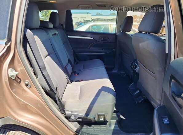 5TDZZRFH1JS244527 2018 TOYOTA HIGHLANDER Brown Widok wnętrza z tyłu