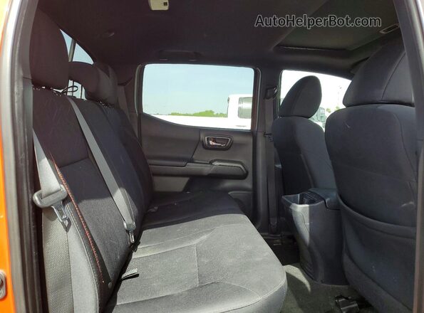 5TFCZ5AN2HX107936 2017 TOYOTA TACOMA Orange Հետևի նստատեղերի տեսք