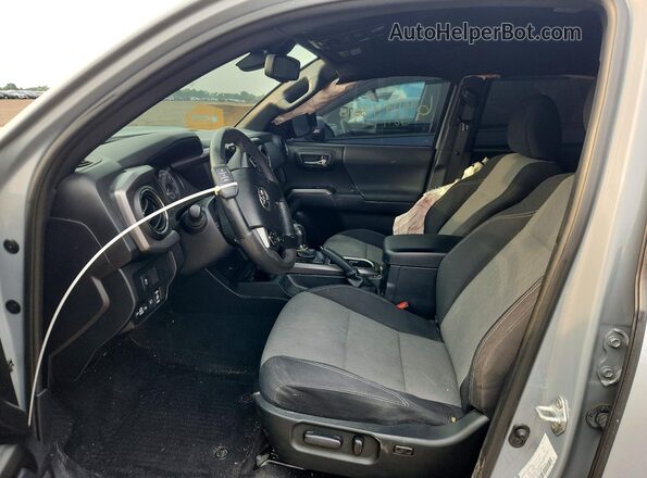 5TFCZ5ANXMX255603 2021 TOYOTA TACOMA Серый Вид салона спереди