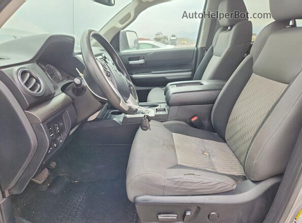 5TFDW5F10HX605636 2017 TOYOTA TUNDRA Silver Вид салону спереду